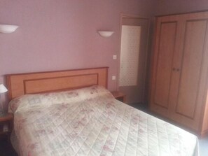 Desk, free cots/infant beds, rollaway beds, free WiFi