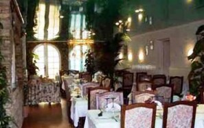 Petit déjeuner et dîner servis sur place, spécialités Cuisine française