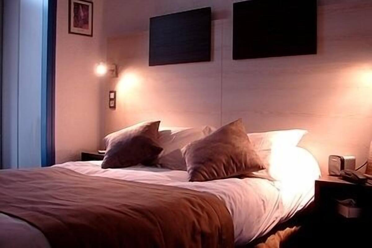 In-room safe, desk, blackout drapes, cribs (free)