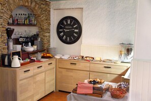 Breakfast and dinner served  - Les Charmettes (Argelès-sur-Mer)