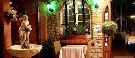 Breakfast and dinner served, French cuisine