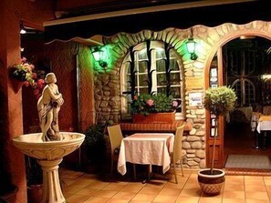 Breakfast and dinner served, French cuisine