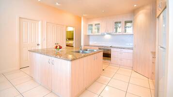 Refrigerador con congelador, microondas, horno y parrilla de estufa