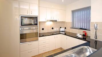 Full-size fridge, microwave, oven, stovetop