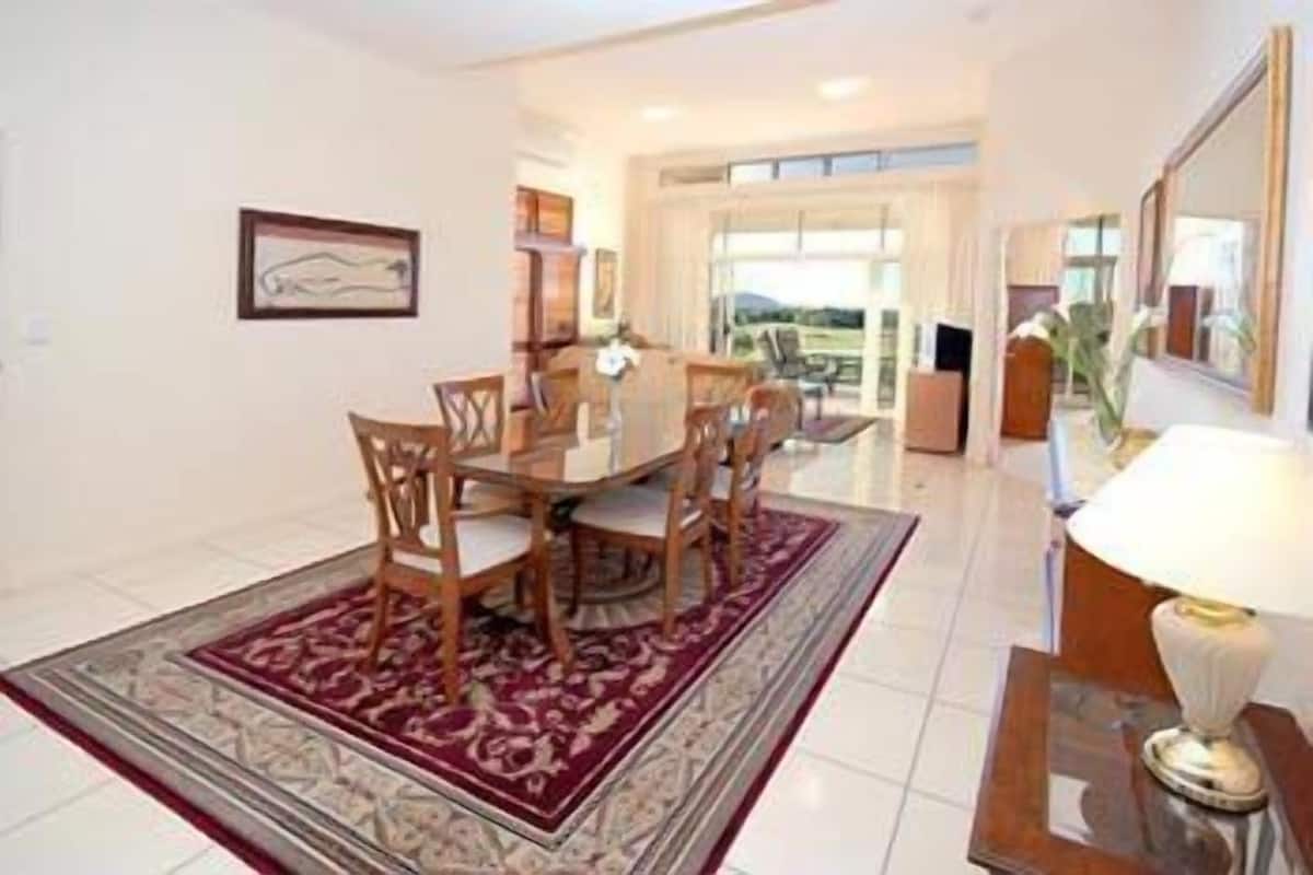 Penthouse Deluxe, 3 habitaciones, vista al campo de golf | Servicio a la habitación