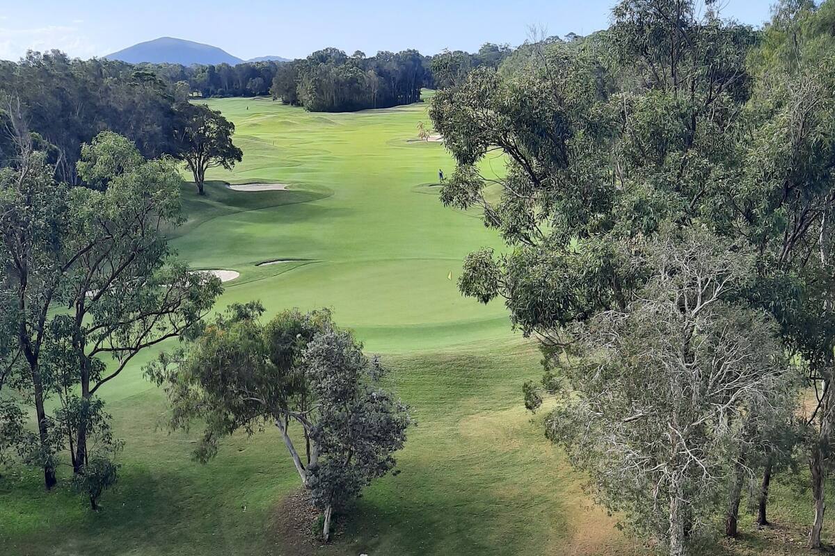 Un campo de golf con una piscina al frente.