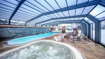 Indoor pool, sun loungers