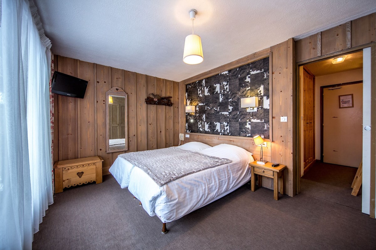 Premium bedding, in-room safe, soundproofing, iron/ironing board