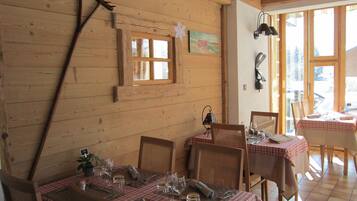 Breakfast, dinner, brunch served; Regional cuisine