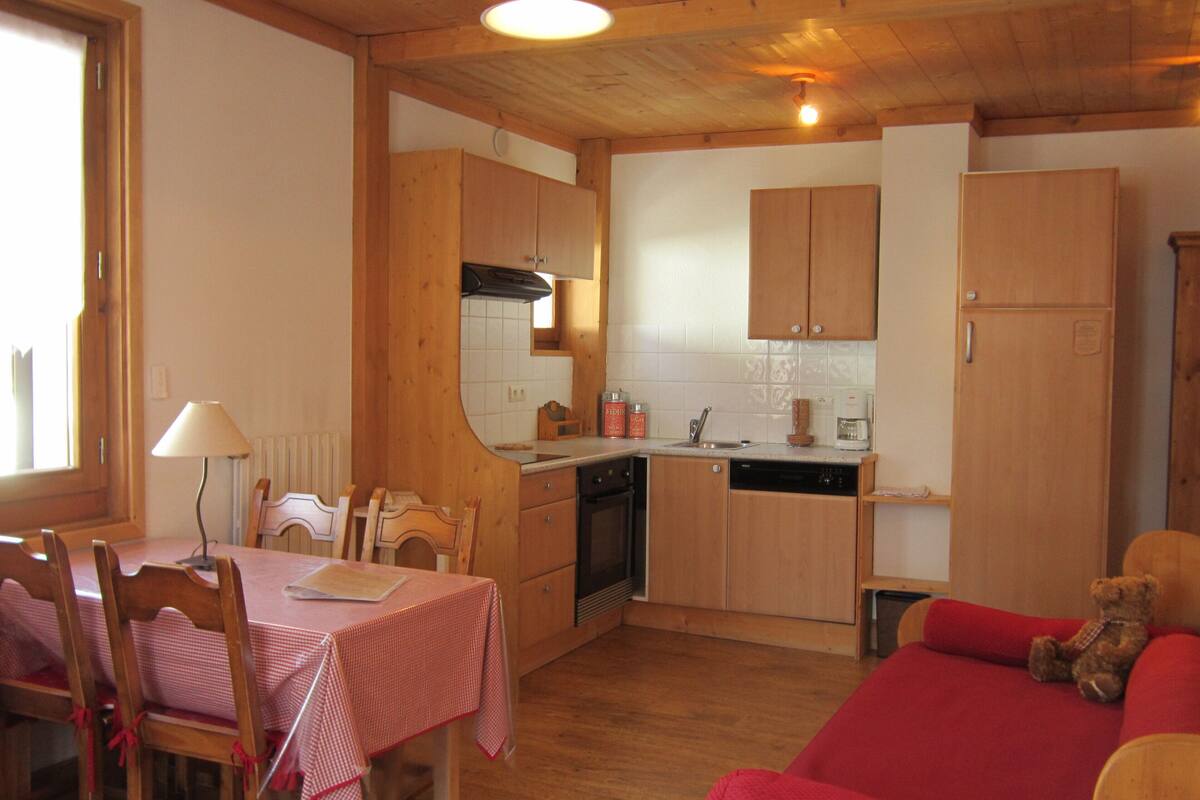 studio 5 people | living area | flat-screen tv