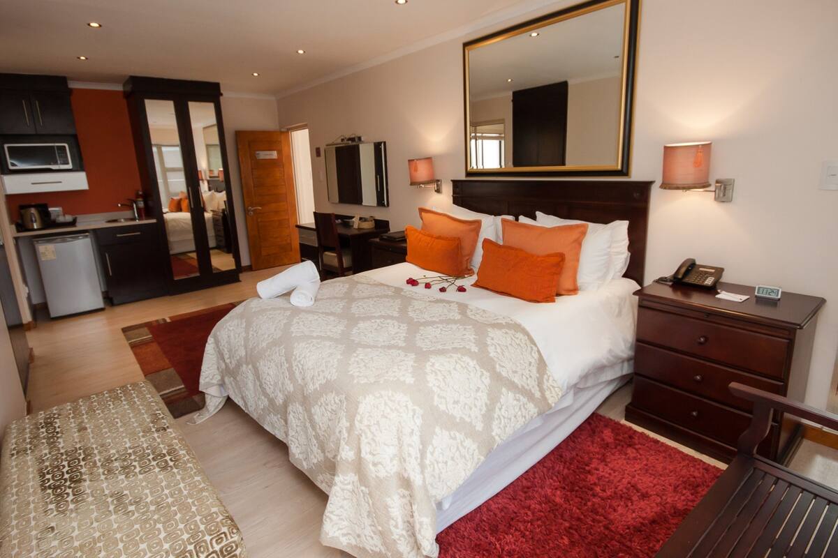 Amber Double Room | Hypo-allergenic bedding, down duvets, Select Comfort beds, minibar