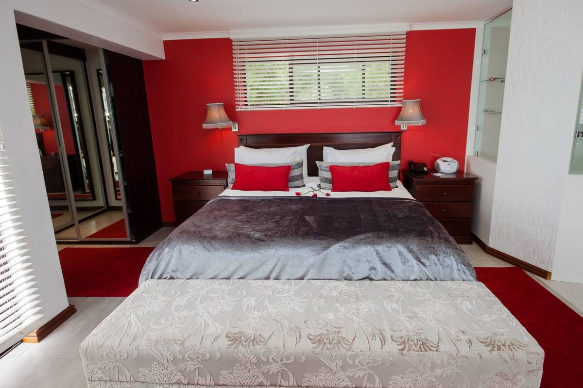 Roof Deck Penthouse Suite | Hypo-allergenic bedding, down duvets, Select Comfort beds, minibar