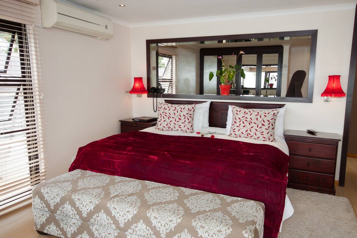 Honeymoon Deluxe Suite | Hypo-allergenic bedding, down duvets, Select Comfort beds, minibar