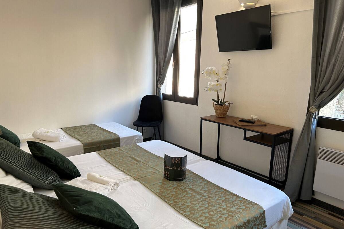 Comfort-Dreibettzimmer, eigenes Bad, Stadtblick (chambre triple 2)