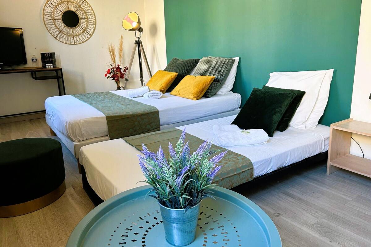 Design-Dreibettzimmer, eigenes Bad, Stadtblick (TRIPLE VUE VILLAGE)