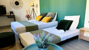 Design Triple Room, Private Bathroom, City View (TRIPLE VUE VILLAGE) | 1 bedroom