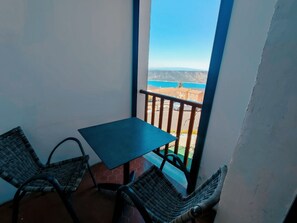Comfort tweepersoonskamer, en-suite badkamer, uitzicht op meer (chambre double balcon) | Uitzicht vanaf balkon
