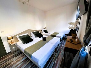 Comfort-Dreibettzimmer, eigenes Bad, Stadtblick (chambre triple 2) | 1 Schlafzimmer