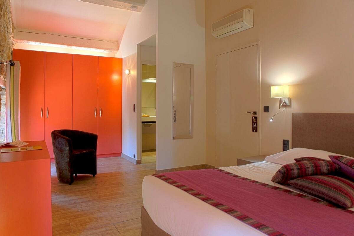 Superior Double Room | Desk, soundproofing, WiFi (free)