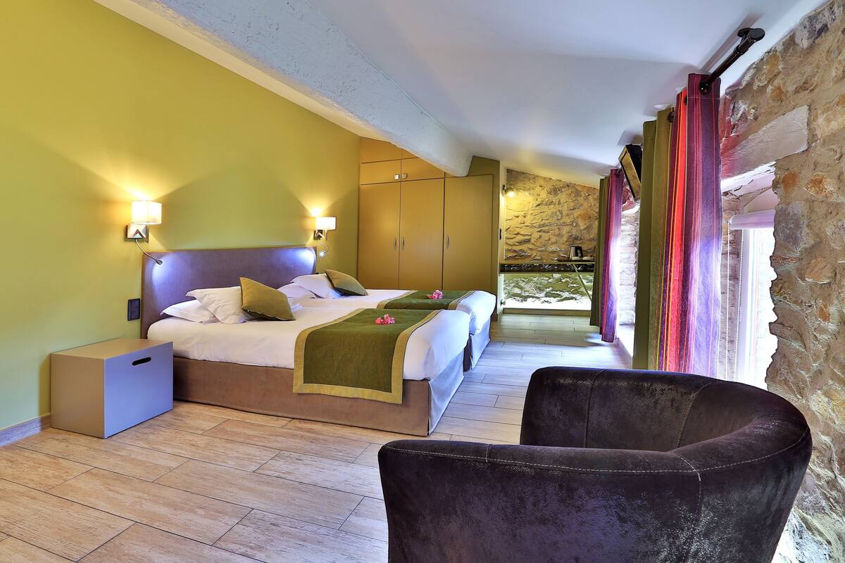 Suite | Desk, soundproofing, WiFi (free)