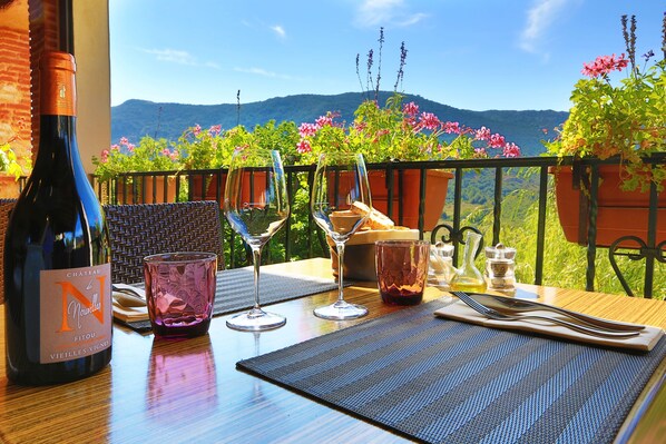 Makan tengah hari dan makan malam dihidangkan, masakan Perancis