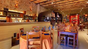 Lunch and dinner served, French cuisine