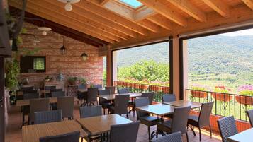 Lunch and dinner served, French cuisine