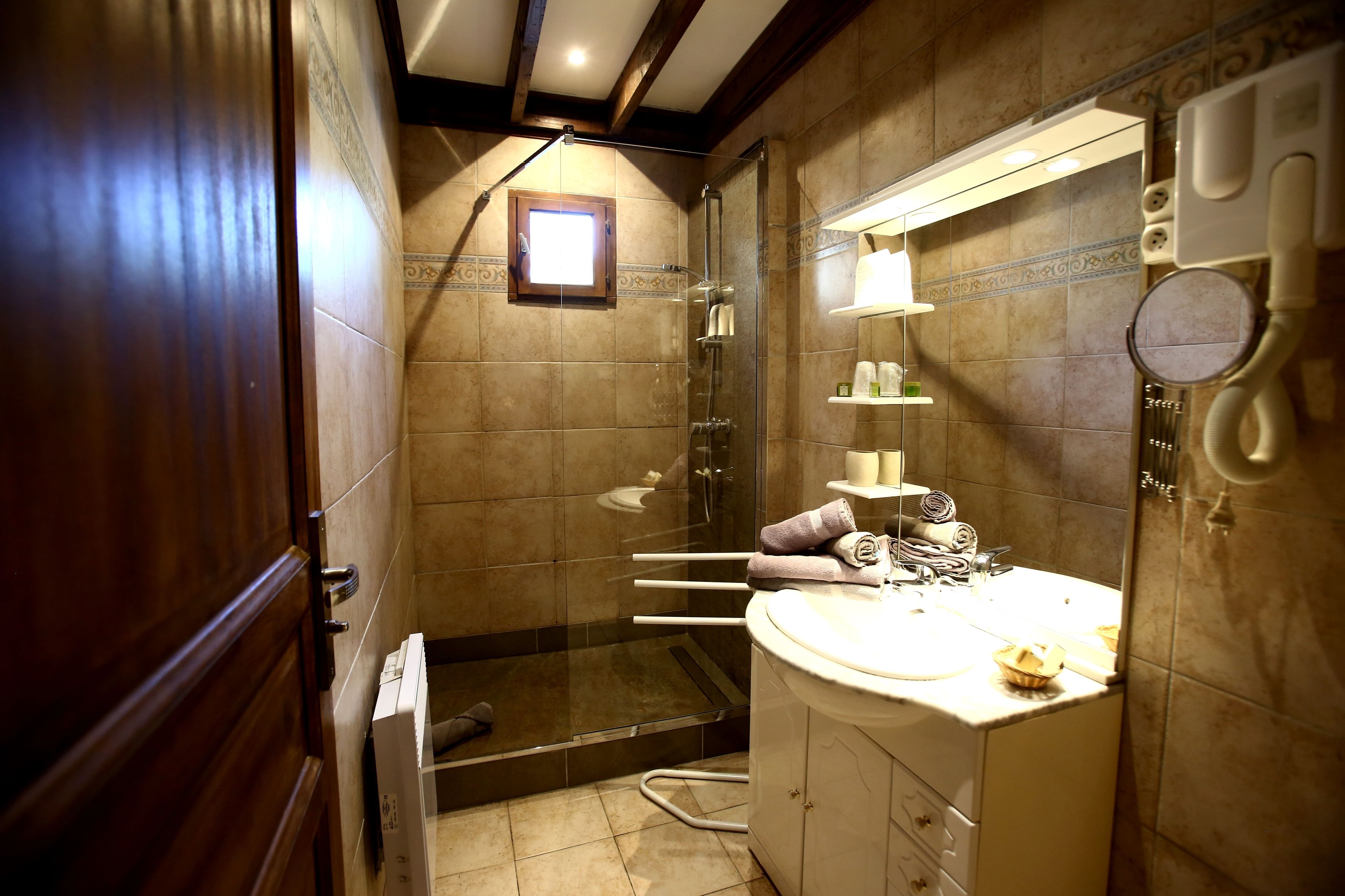 standard double room | bathroom | towels