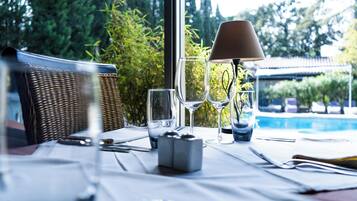 Petit déjeuner, déjeuner et dîner servis sur place