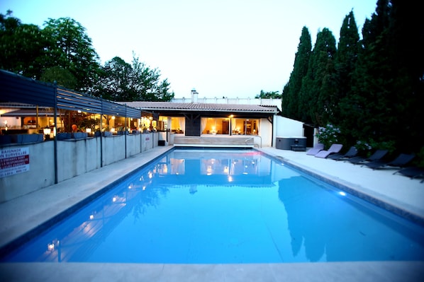 Piscina stagionale all'aperto, lettini