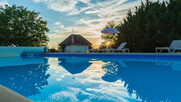 Una piscina al aire libre de temporada