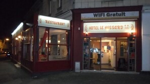 A restaurant and a hotel with a sign indicating free WiFi. - Hôtel Restaurant Le Hussard (Alencon)
