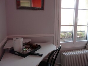 Standard Triple Room, Private Bathroom - Hôtel Restaurant Le Hussard (Alencon)