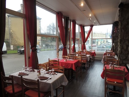 Restaurant. Hôtel Restaurant Le Hussard