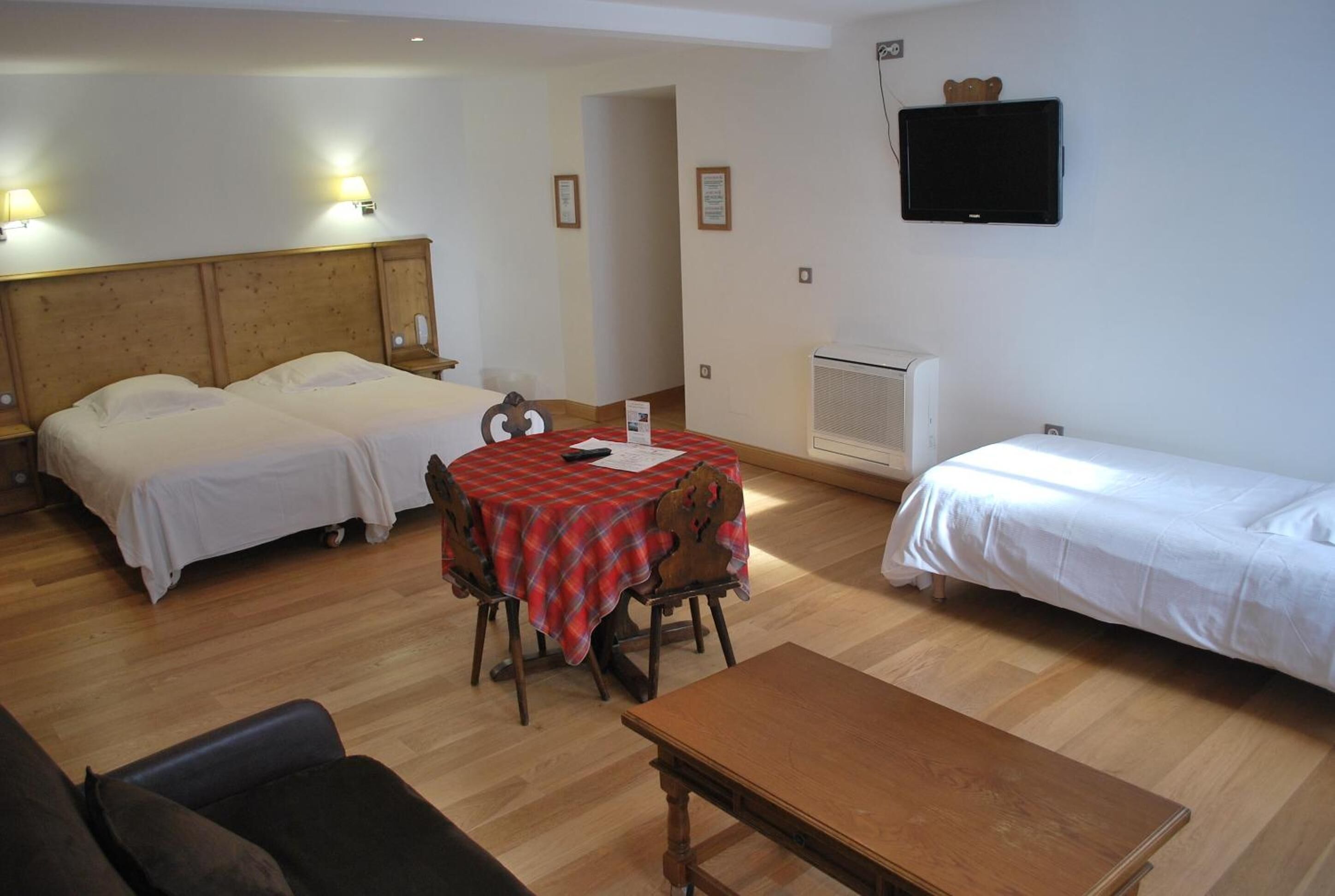 hypo-allergenic bedding, desk, free cots/infant beds, free wifi