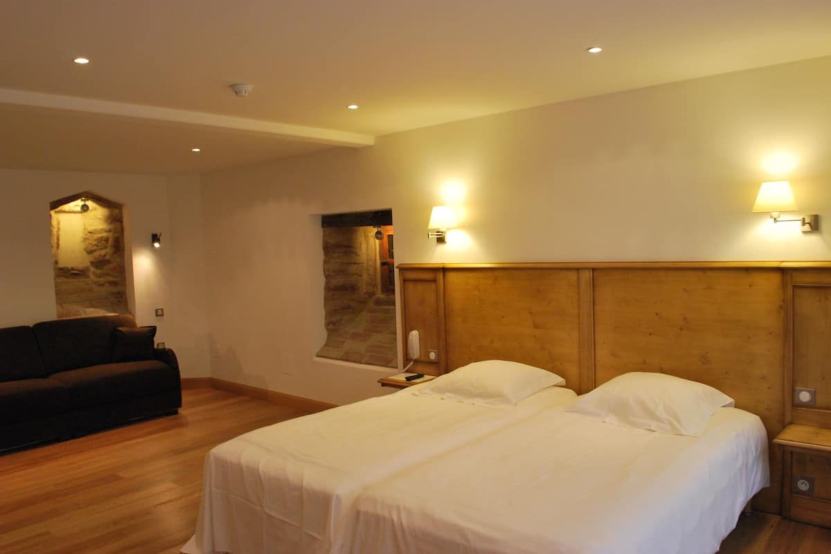 triple room | hypo-allergenic bedding, desk, free cots/infant beds, free wifi