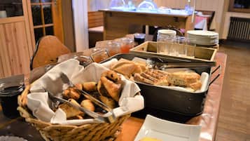 Bữa sáng buffet hàng ngày (11 EUR/mỗi người)