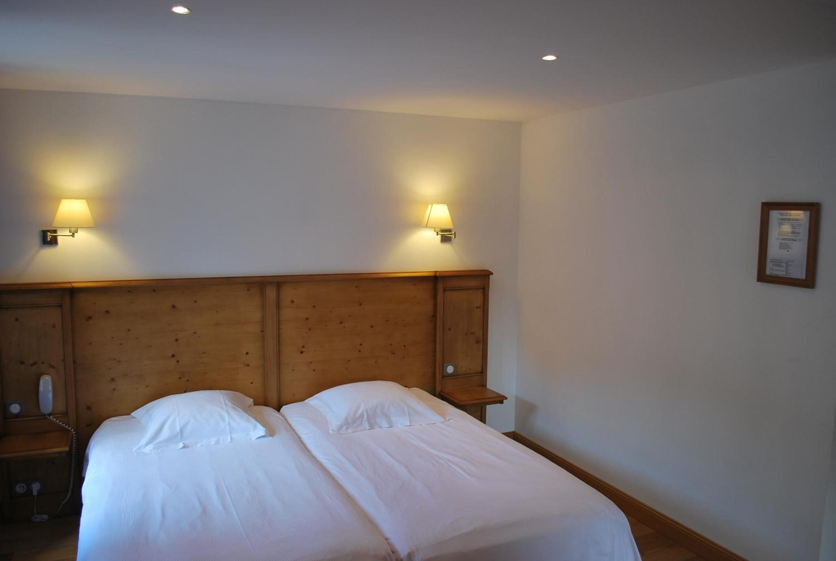 hypo-allergenic bedding, desk, free cots/infant beds, free wifi