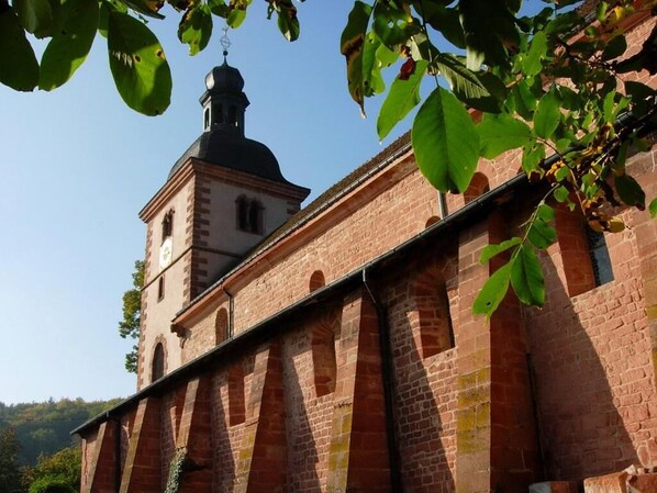 A brick building with a tower and arched windows. - Kleiber (Saint-Jean-Saverne)