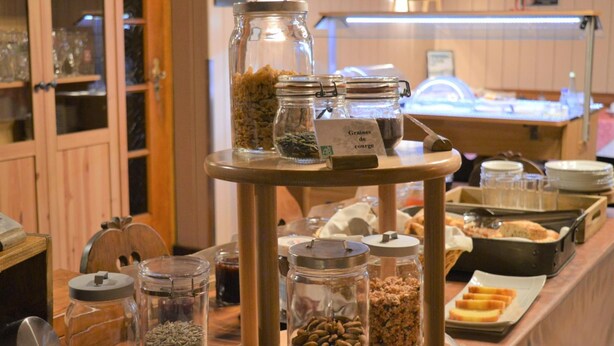 Una mesa de buffet con diferentes alimentos y recipientes.