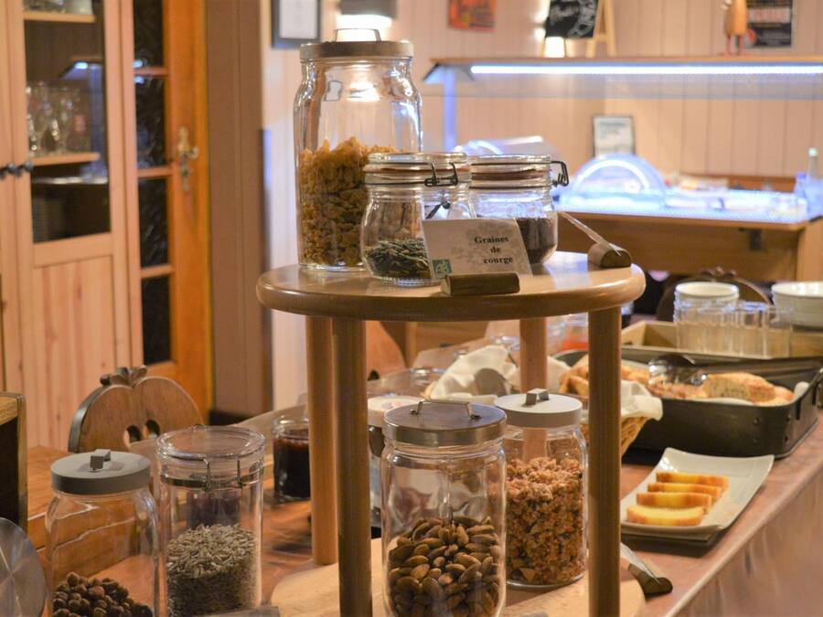 Breakfast, lunch, dinner served; local cuisine