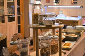 A buffet setup with various food items and containers. - Kleiber (Saint-Jean-Saverne)