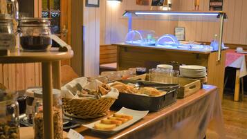 بوفيه فطور يوميًا بتكلفة قدرها (11 EUR للشخص)