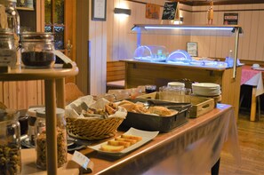 Un buffet proposant une variété de plats et d'accompagnements.
