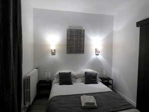 Een bureau, geluiddichte muren, een strijkplank/strijkijzer, gratis wifi