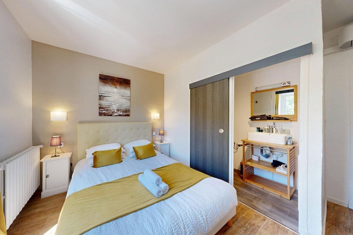 Schreibtisch, schallisolierte Zimmer, Bügeleisen/Bügelbrett