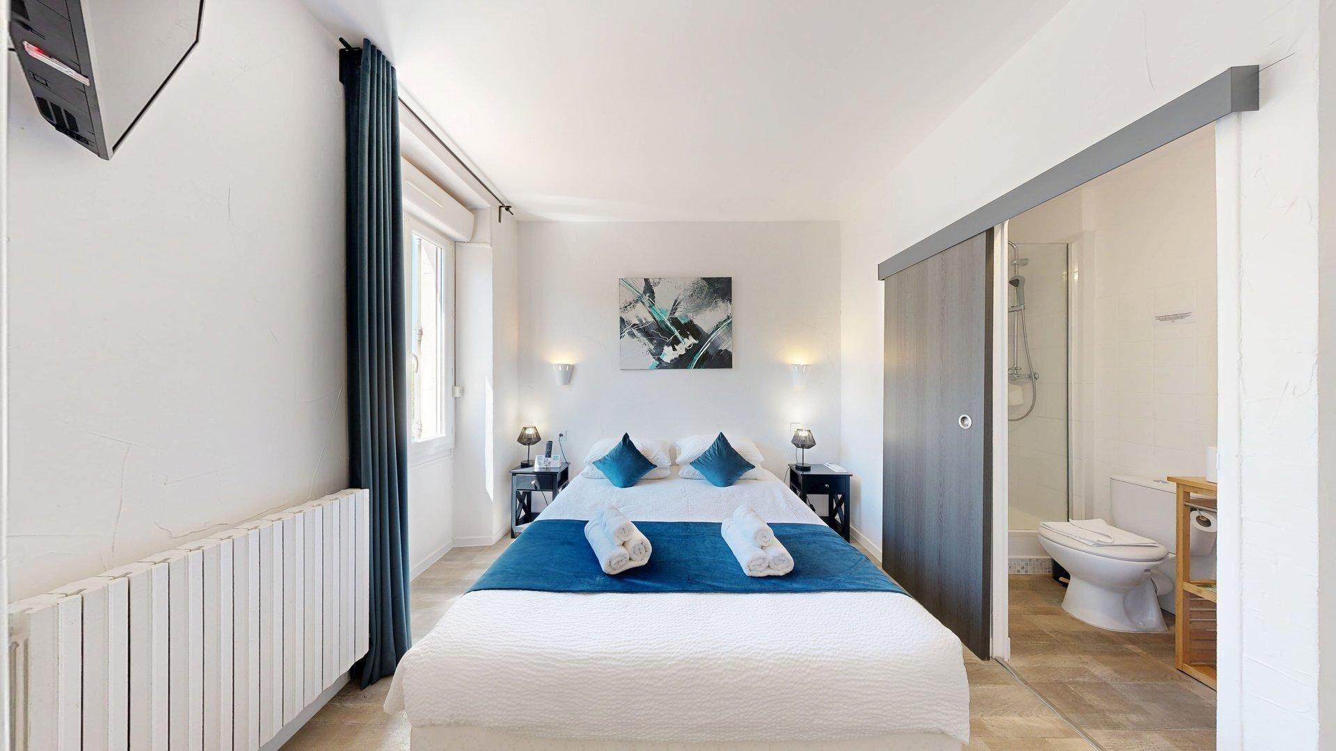 Une chambre d’hôtel moderne avec un grand lit, une douche et une vue sur la ville.