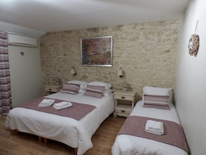 高级三人房 | 办公桌、隔音、熨斗/熨板、免费 WiFi