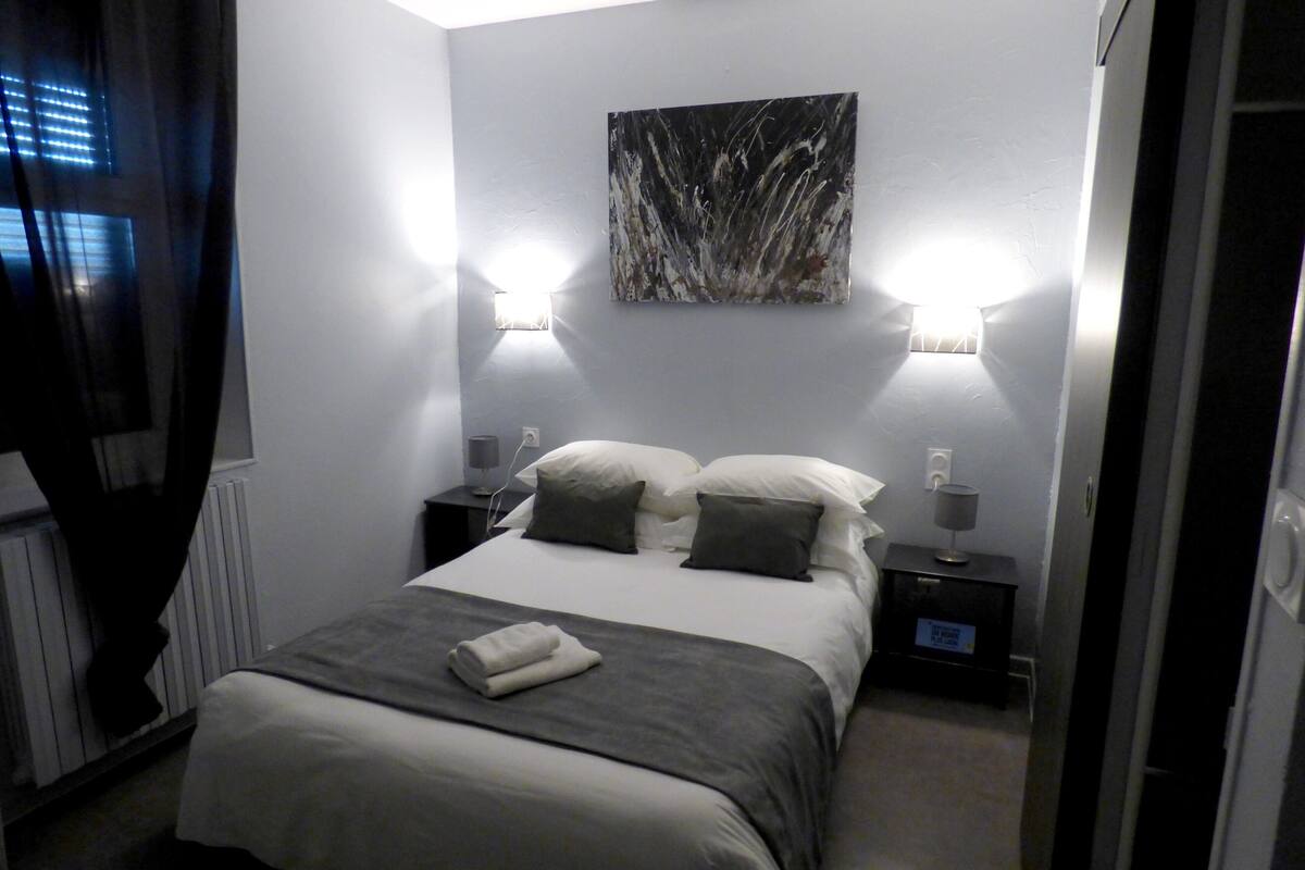 desk, soundproofing, iron/ironing board, free wifi