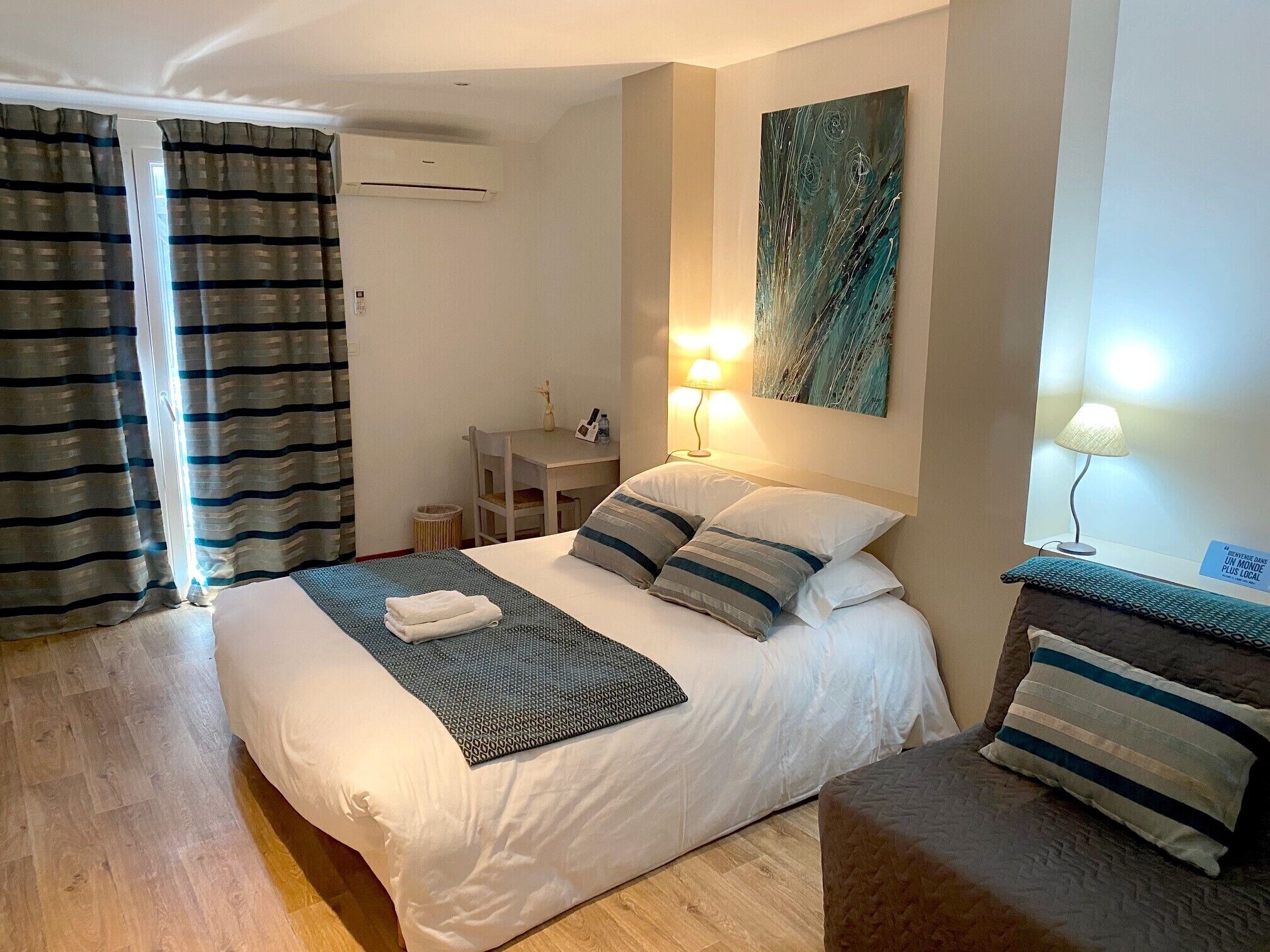 Escritorio, sistema de insonorización y tabla de planchar con plancha 